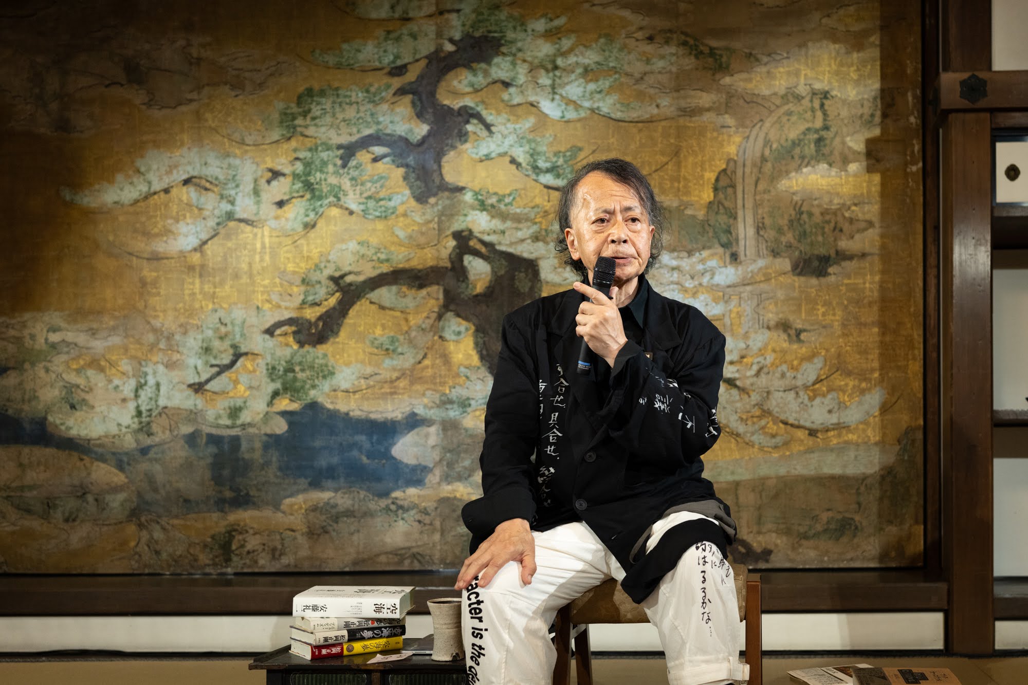 高山宏が狩野山楽の前で講演する様子